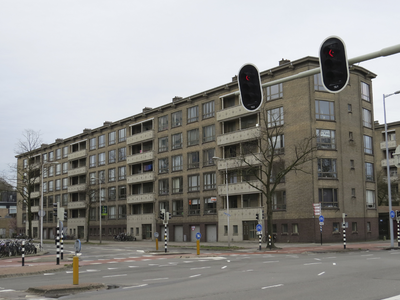 906212 Gezicht op het flatgebouw op de hoek van de Adriaen van Ostadelaan (links) en de Rubenslaan te Utrecht, dat ...